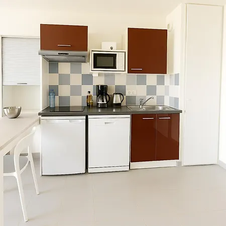 F2 Avec Terrasse, Jardin, Parking Et Acces Piscine A 500m Du Village D'argeles-sur-mer - Fr-1-732-63 شقة *